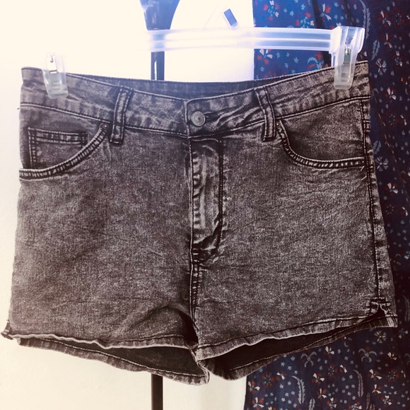 H&M black/grey acid wash high waisted shorts - Picture 2 of 4